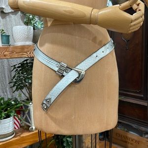 Vintage silver embossed leather cache belt 26-30 womens belt
